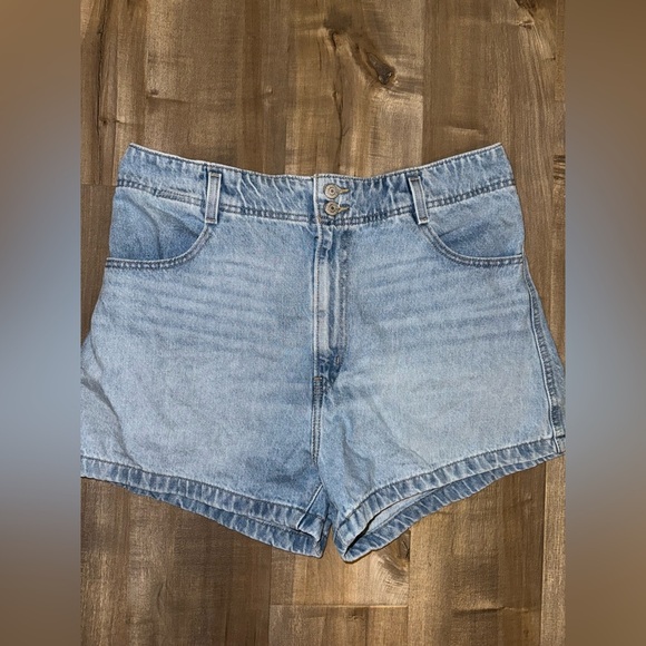 Levi’s Womens High Waisted Mom Shorts Light Wash Denim Blue Size 32 - Picture 4 of 10